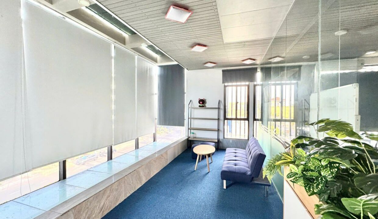 Office for rent with furniture